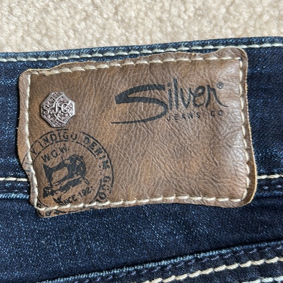 NWOT Silver Suki fit, Super stretch, mid-rise slim boot jeans. W28, L33 - Picture 4 of 11